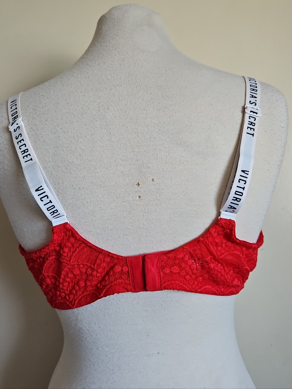 Victoria's Secret Red Lace Lined N-Wire Padded Bra Size 40D - Picture 2 of 12